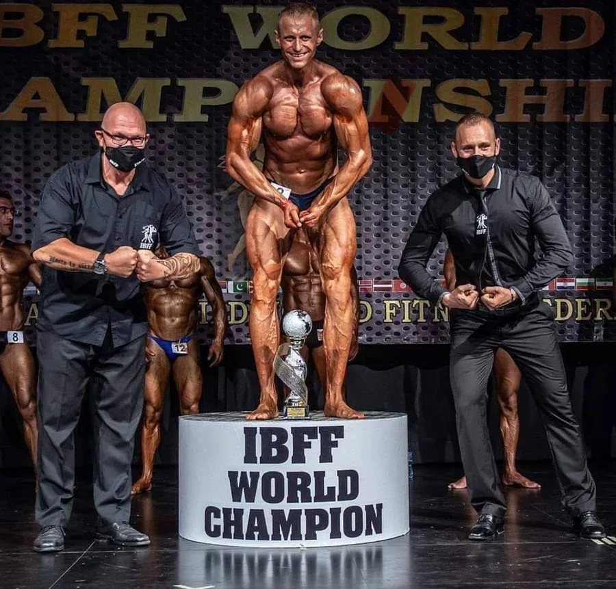 Jakub Kaszuba na podium Mistrzostw Świata IBFF 2020 - złoty medal w kulturystyce