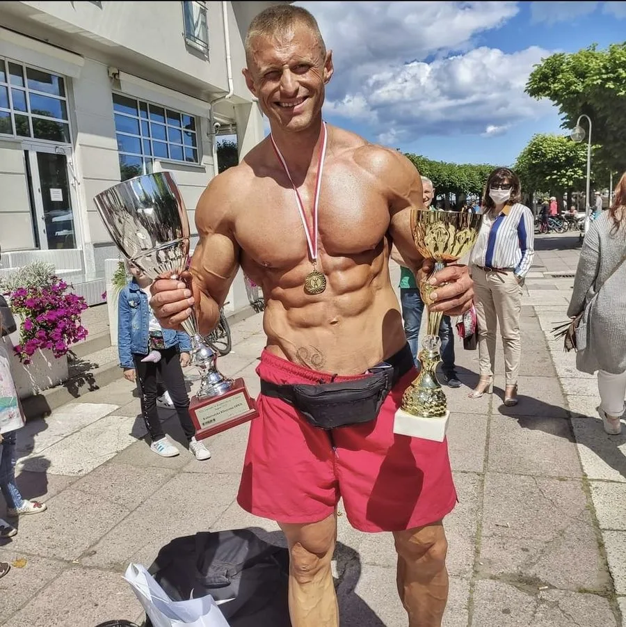 Jakub Kaszuba - Overall Sopot 2020 z trofeami w kulturystyce